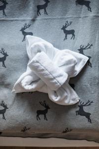 ホラースバッハ・イム・ピンツガウにあるCenter Penthouse Hollersbach Top 10 by Alpina-Holidayのベッドの上に白い毛布が敷かれ、その上に鹿が描かれている +19枚の写真