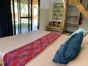 Three Little Birds Resort客房内的一张或多张床位