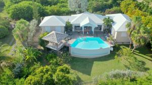 an aerial view of a house with a swimming pool at Villa Kouleur Kafé in Sainte-Anne