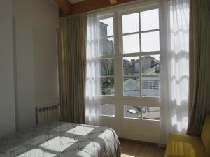 Ένα ή περισσότερα κρεβάτια σε δωμάτιο στο APARTAMENTOS ARMANYA 3