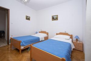 2 Einzelbetten in einem Zimmer mit in der Unterkunft Apartment Monika in Šibenik