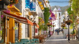 The surrounding neighborhood or a neighborhood close to the holiday home