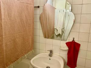 een badkamer met een toilet, een wastafel en een spiegel bij Lovely cosy Art flat át city center in Boedapest