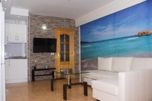 Televízia a/alebo spoločenská miestnosť v ubytovaní Malagueta, Primera Linea de Playa