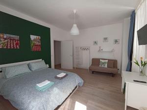 a bedroom with a bed and a green wall at B&B Bel Fiore in Ancona