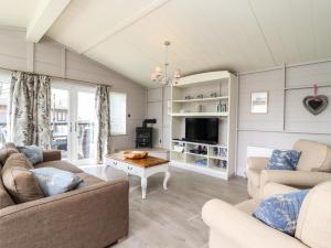 a living room with two couches and a table at Skylarks in Hengrave