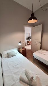 Een bed of bedden in een kamer bij Opening Doors Vilassar. Family house Beach & Relax