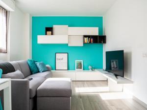 - un salon avec un canapé et un mur bleu dans l'établissement The Best Rent - Apartment near Arco della Pace, à Milan