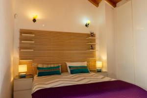 A bed or beds in a room at Idyllic Townhouse in Marbella Old Town