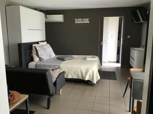 A bed or beds in a room at Studio Gardenroom Guesthouse De Steenberg met wellness & tuinzicht