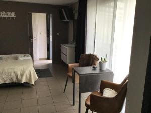 A bed or beds in a room at Studio Gardenroom Guesthouse De Steenberg met wellness & tuinzicht