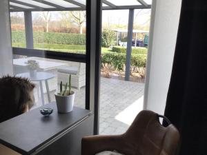 A seating area at Studio Gardenroom Guesthouse De Steenberg met wellness & tuinzicht
