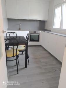 Kuchyňa alebo kuchynka v ubytovaní planta alta en casa