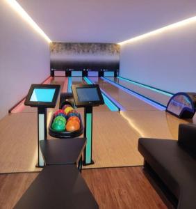 Salinas Premium Resort في سالينوبوليس: صالة بولينج مع وعاء من الكرات في صالة البولينج