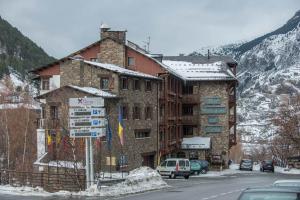 ein Gebäude an der Straßenseite mit einem Schild in der Unterkunft Hotel del Tarter in El Tarter