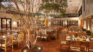 um restaurante com mesas e cadeiras num edifício em Malai Manso Resort Yatch Convention & Spa em Retiro