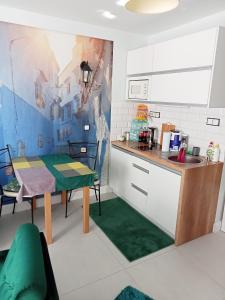 een kleine keuken met een tafel en een wastafel bij Apartament Anita in Mielec