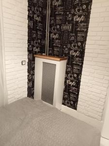 een kamer met een muur met een radiator en een muur met een schrijfmachine bij Apartament Anita in Mielec