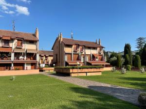 una grande casa con un prato davanti di Splendid Lake view a few steps from the Castle a Sirmione