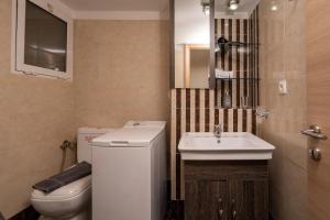 een kleine badkamer met een wastafel en een toilet bij Kountouriotou New Quiet and Central apartment in Athene