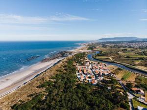an aerial view of a beach and the ocean at FOZ DO NEIVA 16 Estadia de luxo em Foz do Neiva Esposende Portugal in Moldes
