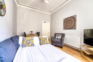 Tempat tidur dalam kamar di Edinburgh City Central Apartment Sleeps 6 Free Parking