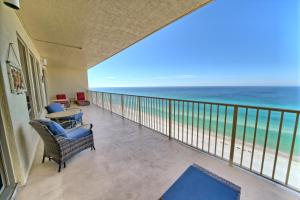 balcone con sedie e vista sull'oceano di Cozy Oceanfront Condo with Beachside Pool - Unit 1602 a Panama City Beach