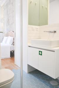 y baño con lavabo blanco y aseo. en Lindo, funcional e charmoso espaço - Porto - APT H en Oporto