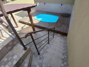 Bazén v ubytování Sobrado com piscina em Caioba nebo v jeho okolí