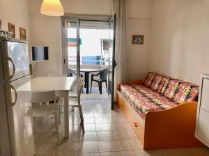 een woonkamer met een bank en een tafel bij Ruffelli in Grado