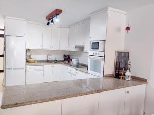 Kuchnia lub aneks kuchenny w obiekcie MARAVILLA Suite 140 m2 - 3 Bedrooms, Heated Pool