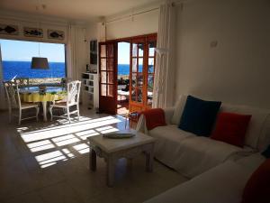 Ein Sitzbereich in der Unterkunft Paz del Mar