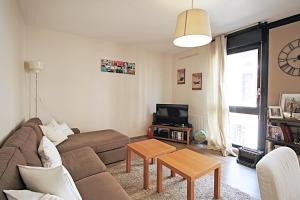 ein Wohnzimmer mit einem Sofa und einem Tisch in der Unterkunft T3 Saint Sernin apartment in Toulouse