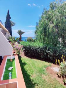 Ogród w obiekcie MARAVILLA Suite 140 m2 - 3 Bedrooms, Heated Pool