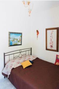 sypialnia z łóżkiem z książką w obiekcie Panoramic sea & mountain view villa w mieście Afissos
