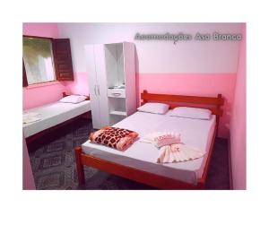1 dormitorio con 2 camas y pared de color rosa en Pousada Asa Branca, en Soure 31 fotos más
