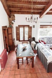 salon ze stołem i kanapą w obiekcie Casa Rural El Zumacal w mieście Monesterio