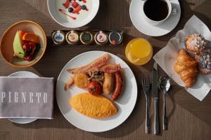 uma mesa com um prato de alimentos para o pequeno-almoço e uma chávena de café em Four Seasons Hotel Tokyo at Otemachi em Tóquio