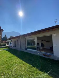 a house with a light on top of a yard at Little Mier in Iseo