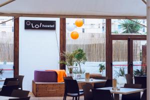 A seating area at LoL Hostel Siracusa