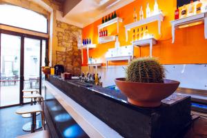 A kitchen or kitchenette at LoL Hostel Siracusa
