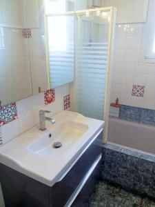 Ένα μπάνιο στο Chambre au calme et simple, cuisine à dispo +24 φωτογραφίες