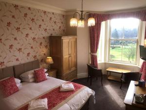 una camera d'albergo con due letti e una finestra di Crow Park Hotel a Keswick