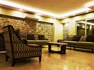 Un lugar para sentarse en Spacious Executive Luxury Apartment with Balcony