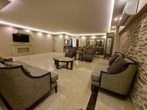 A seating area at Spacious Executive Luxury Apartment with Balcony
