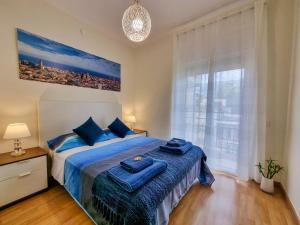 Un dormitorio con una cama con toallas azules. en Apartment PICNIC SANTS, en Barcelona