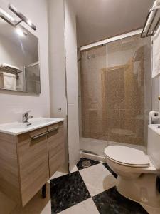 La salle de bains est pourvue de toilettes, d'un lavabo et d'une douche. dans l'établissement Hostal Los Rosales, à Conil de la Frontera