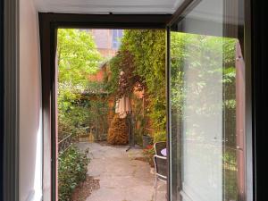 A garden outside Rione Monti Studio Apt with private garden