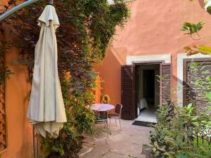A garden outside Rione Monti Studio Apt with private garden