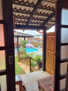 A piscina localizada em Pousada Ikabana ou nos arredores